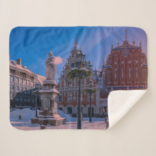 Manta Sherpa Plaza del ayuntamiento de Riga en invierno