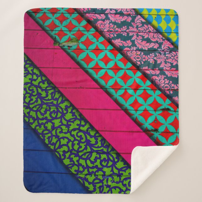 Manta Sherpa Prendas rojas y verdes (Anverso)