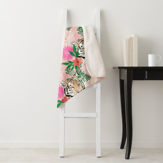 Manta Sherpa Pretty White Pink Tiger Floral Painting (In situ)