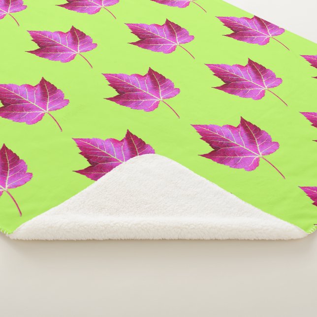 Manta Sherpa Red Autumn Maple Leaf Pattern on Green Background (3/4)