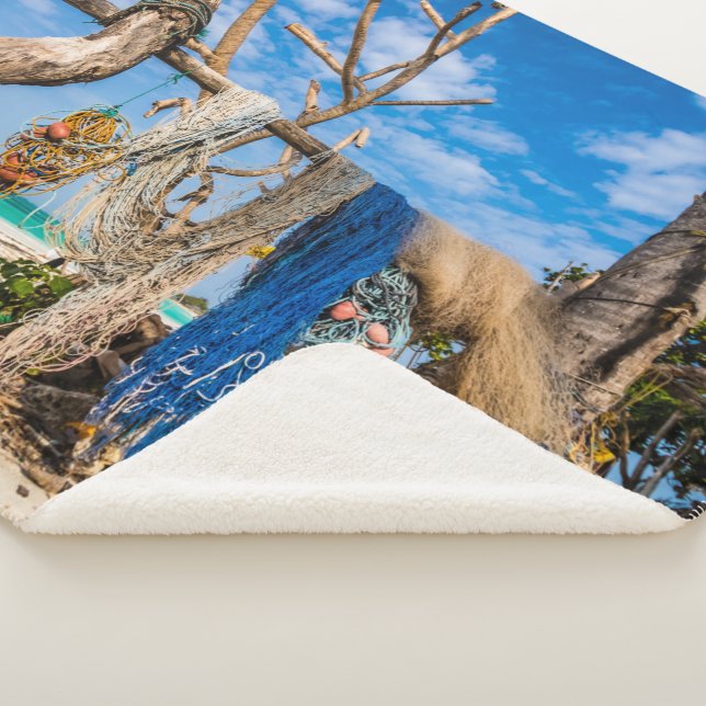 Manta Sherpa Redes de pesca que se secan en la playa (3/4)