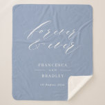 Manta Sherpa Regalo Boda de caligrafía azul para siempre y para<br><div class="desc">Un regalo boda con la frase "para siempre y para siempre" como titular en blanco y moderno fuente caligráfica sobre un polvoriento fondo azul. Personaliza con los nombres de la pareja y la fecha de boda.</div>