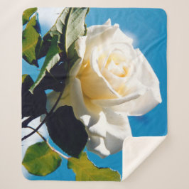 Manta Sherpa Rosa blanca bajo cielo azul