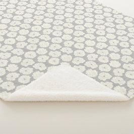 Manta Sherpa Rosas blancas en gris claro - patrón sin fisuras.