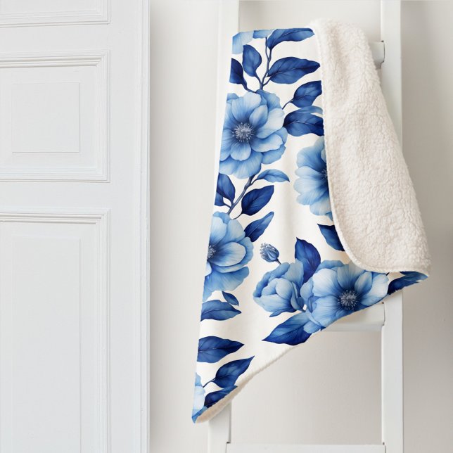 Manta Sherpa Rosas florales azules de Delft  (Sherpa blanket featuring a Delft blue rose flower garden pattern.)