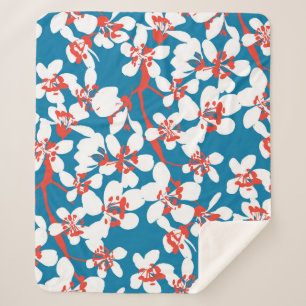Manta Sherpa Sakura blanca, patrón de fondo azul clásico.
