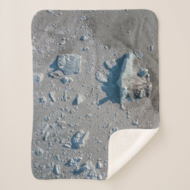 Manta Sherpa Selective focus of gray stone (Anverso)