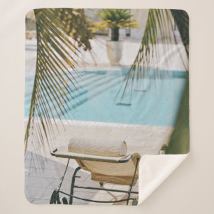 Manta Sherpa Sillón marrón y negro al lado de la piscina en t