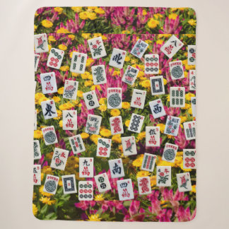 Manta Sherpa Símbolos de Mahjong sobre fondo de flores silvestr