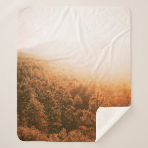 MANTA SHERPA SOL DE ORO SOBRE UN BOSQUE