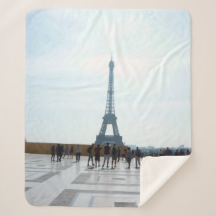 MANTA SHERPA TORRE EIFFEL DETRÁS DEL EDIFICIO CONCRETO