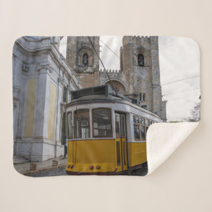 Manta Sherpa Tranvía amarillo en la Catedral de Lisboa en Portu