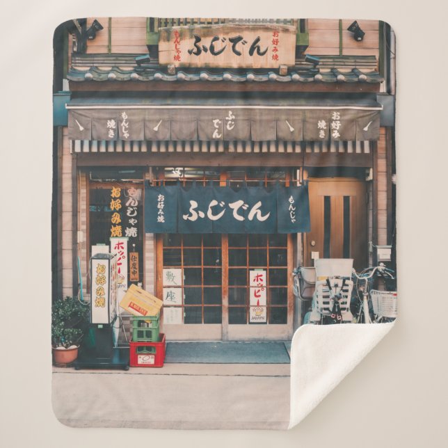 MANTA SHERPA TRES BICICLETAS ESTACIONADAS FRENTE AL EDIFICIO (Anverso)