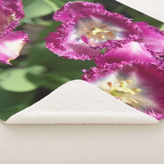 Manta Sherpa Tulipanes morados en el jardín (3/4)