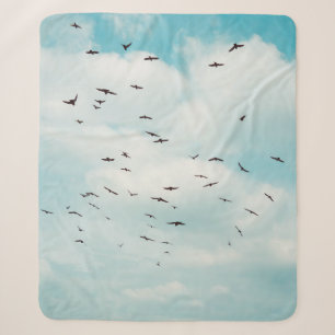 Manta Sherpa Un rebaño de paloma gris vuela sobre el cielo azul