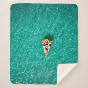 Manta Sherpa Una mujer en el flotador de la pizza