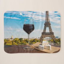 Vidrio de vino con queso brie en la torre Eiffel