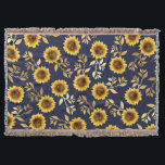 Manta Sunny Yellow Gold Navy Sunflowers deja el patrón<br><div class="desc">Este elegante y florido estampado de moda es perfecto para la temporada de verano. Su decoración es de color amarillo y marrón, con un diseño de girasol pintado con finas hojas de Relieve metalizado dorado impresas sobre un sencillo fondo azul marino. Este impreso es moderno, rústico y moderno. ***NOTA DE...</div>