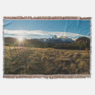 Manta Tejida Caminante que mira las montañas de Fitz Roy,