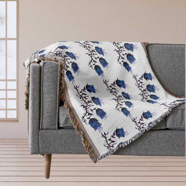 Manta Tejida Flores De Vino De Blue Canterbury Bells Arrojadas (Blue Canterbury Bells Vine Flowers Throw Blanket)
