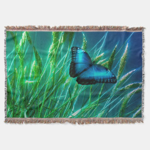 Manta Tejida Mariposa morfo azul en hierba verde