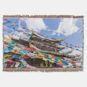 Manta Templo tibetano con banderas de oración - Yunnan,