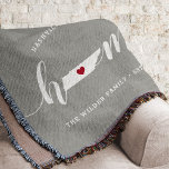 Manta Tennessee Home State Personalizado<br><div class="desc">Muestra algo de orgullo en el estado de casa con esta linda y rústica manta de tiros grises que muestra "casa" con letras de caligrafía blanca con un mapa de siluetas del estado de Tennessee representando la letra "O". Un ilustracion de corazón rojo dentro del mapa de estado completa el...</div>