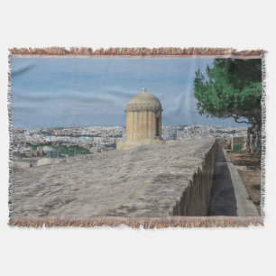 Manta Torrecilla de pistolas en las antiguas murallas de