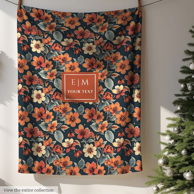 manta verde pastel de moda con flores de otoño (Chic pastel green blanket with autumn flowers)
