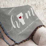 Manta Vermont Home State personalizado<br><div class="desc">Muestra algo de orgullo en el estado de casa con esta bonita y rústica manta de tiros grises con "hogar" en letras de caligrafía blanca con un mapa de siluetas del estado de Vermont representando la letra "O". Un ilustracion de corazón rojo dentro del mapa de estado completa el diseño;...</div>