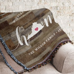 Manta Virginia Home State Personalized Wood Look<br><div class="desc">Muestra algo de orgullo en el estado de Virginia con esta linda y rústica manta de tiros de madera pintada de imitación en madera con "casa" con letras en letras de caligrafía blanca con un mapa de silueta del estado de Virginia esperando la letra "O". Un ilustracion de corazón rosa...</div>