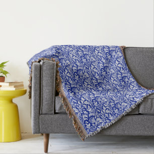 Manta William Morris Thistle Damask White sobre el azul