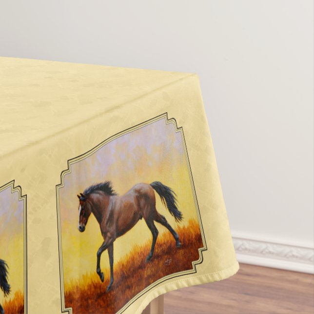 Mantel Amarillo del caballo de Dark Bay en ejecución (In Situ)