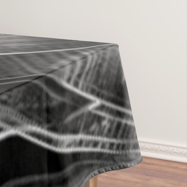 Mantel Bastante adornado con ranuras grises, fondo negro (In Situ)