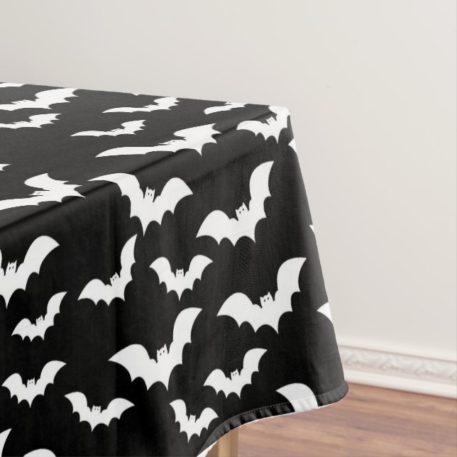 Mantel Big White Bats Halloween Tableclov (In Situ)