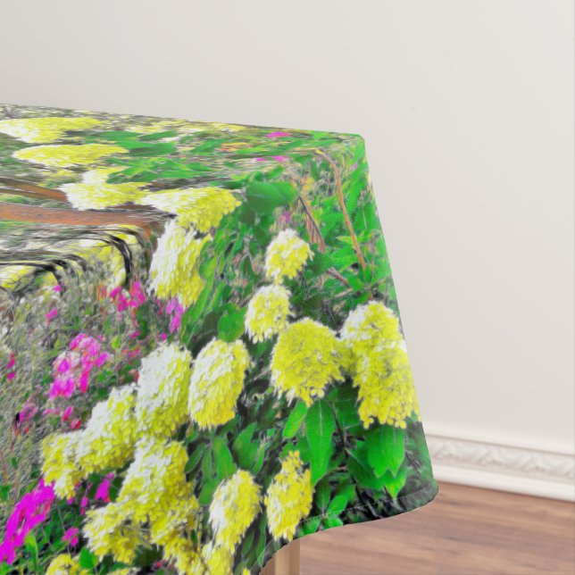 Mantel Chartreuse Green Limelight Hydrangea Garden (In Situ)