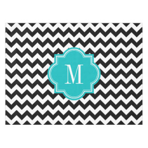Mantel Chevron blanco y negro con el monograma verde