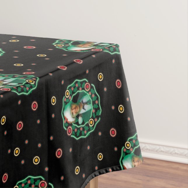 Mantel Clark Griswold Navidades Wreath Pattern (In Situ)