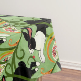 Mantel Conejo holandés sobre el acento verde de una casa 