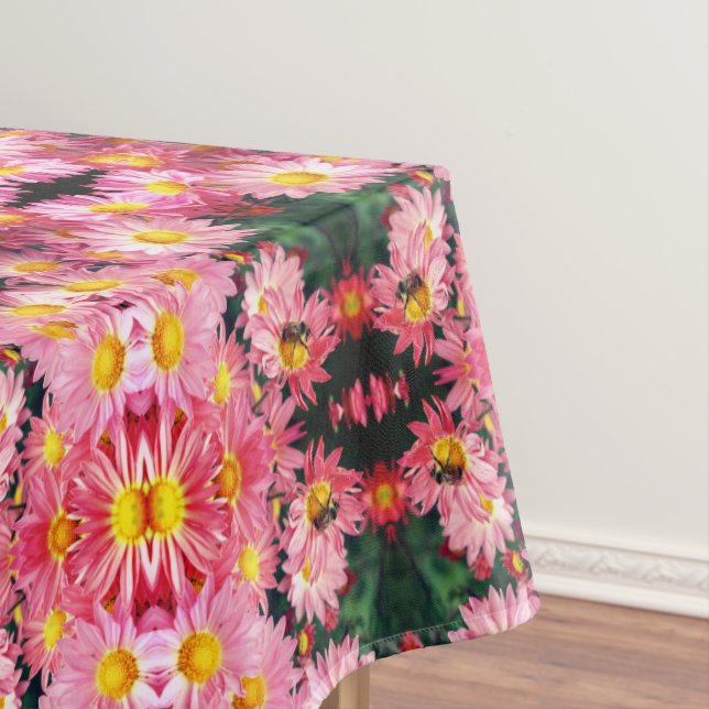 Mantel Daisies Rosados Y Resumen De Bee Bumble (In Situ)