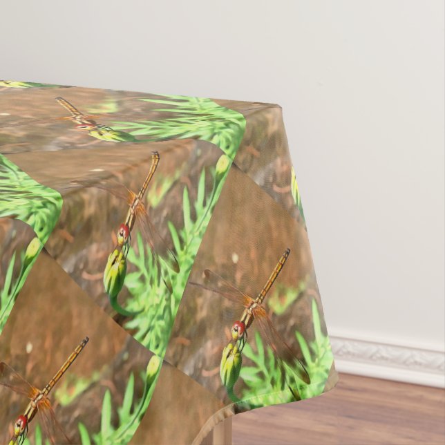 Mantel Dragonfly artístico descansando sobre la cabeza de (In Situ)