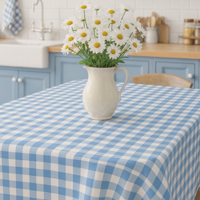 Mantel Estilo de granja a cuadros azul y blanco  (French country table with white daisy flowers and gingham a timeless look for home or garden.)