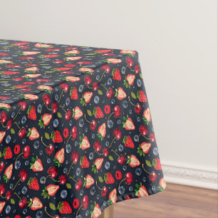 Mantel Fresas y cerezas sobre un fondo oscuro