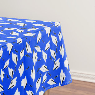 Mantel Gorras de graduación blancas sobre azul brillante