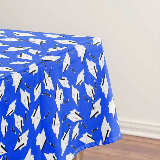 Mantel Gorras de graduación blancas sobre azul brillante (In Situ)