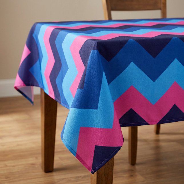 Mantel grande con patrón de chevron rosa azul fres (Cool Blue Pink Chevron Pattern Large Tablecloth covering a table in a home.)