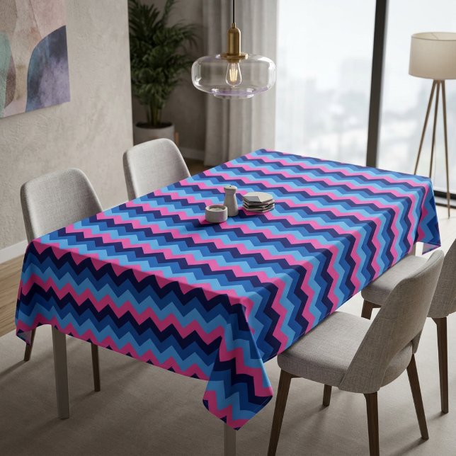 Mantel grande con patrón de chevron rosa azul fres (Cool Blue Pink Chevron Pattern Large Tablecloth covering a table in a modern style dining room.)