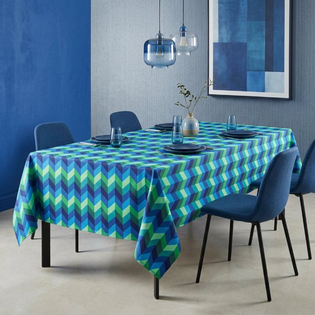 Mantel grande con tonos ombré de chevrones azul ve (Blue Green Ombre Chevrons Large Tablecloth covering a table in a modern style dining room.)