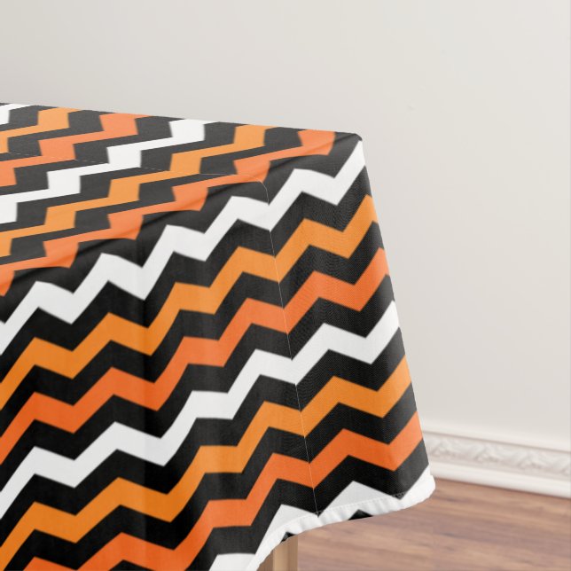 Mantel Halloween Chevron Stripe Tableclov (In Situ)