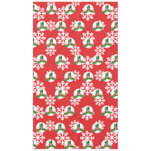 Mantel Holly Berry sobre el patrón de copos de nieve blan